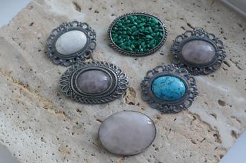 Broches met edelstenen beschikbaar voor biedingen