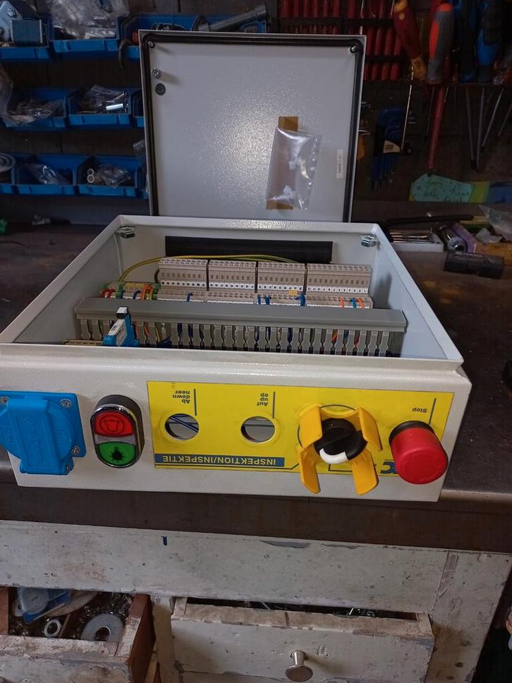 3 Plaatstalen montagekasten met Knoppen & Klemmen, Hobby en Vrije tijd, Elektronica-componenten, Ophalen of Verzenden