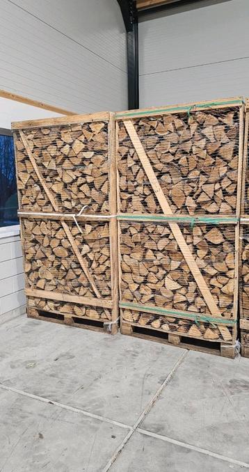 2 kuub gedroogd gestapeld eikenhaardhout beschikbaar voor biedingen