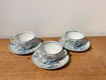 Antieke kopjes en schoteltjes beschikbaar voor biedingen