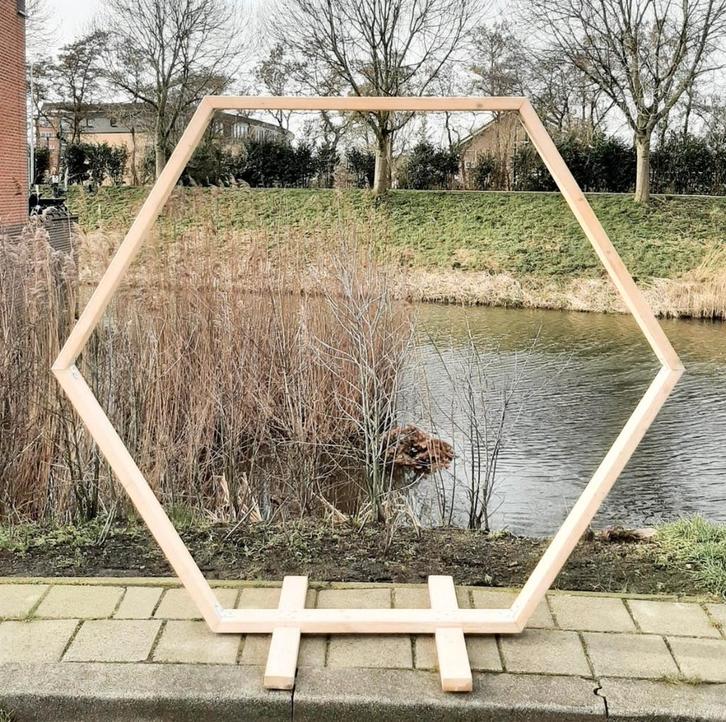 Trouwprieel, backdrop, bruiloft decoratie huren, hexagon, Hobby en Vrije tijd, Feestartikelen | Verhuur, Geboorte of Huwelijk