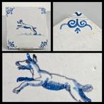 Antieke tegel, springertje met hond, ossekop hoekmotieven, Antiek en Kunst, Antiek | Wandborden en Tegels, Ophalen of Verzenden