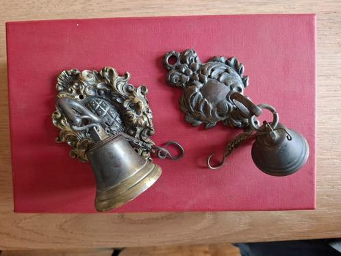 Set van 2 Brons/messing deurklingels (535 gram), Antiek en Kunst, Curiosa en Brocante, Verzenden