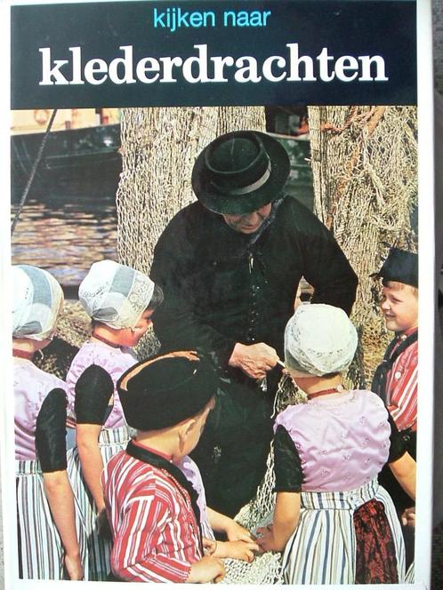 Kijken naar klederdrachten., Boeken, Geschiedenis | Vaderland, Gelezen, 20e eeuw of later, Ophalen of Verzenden