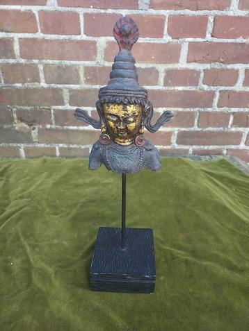 Borstbeeldje op statief, Boedistische figuur. beschikbaar voor biedingen