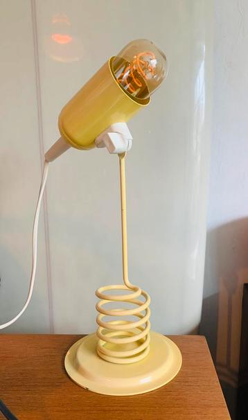 Vintage massive spiraallamp zacht geel beschikbaar voor biedingen