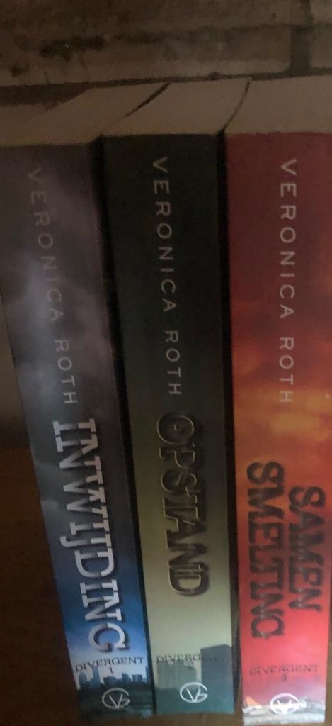 Divergent deel 1 t/m 3, Boeken, Science fiction, Zo goed als nieuw, Ophalen of Verzenden