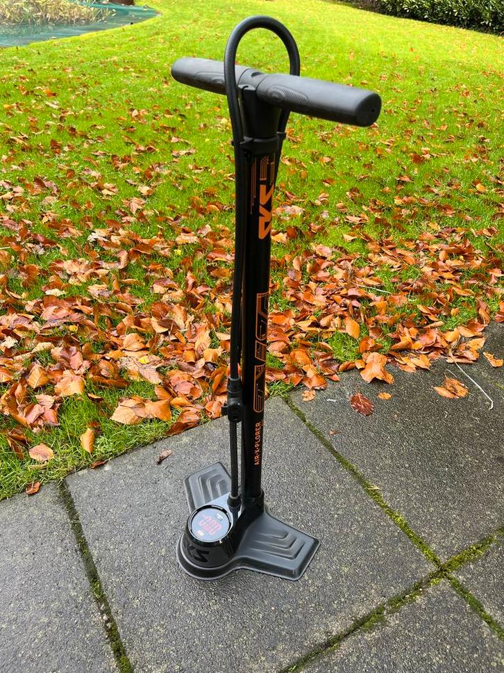 SKS AIR-X-Plorer Digi Fietspomp - Zo goed als nieuw!, Fietsen en Brommers, Fietsaccessoires | Fietspompen, Zo goed als nieuw, Drukmeter
