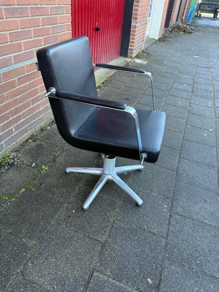 2 Kiela Kappersstoelen - Stijlvol en Comfortabel, Ophalen, Gebruikt, Zwart, Metaal