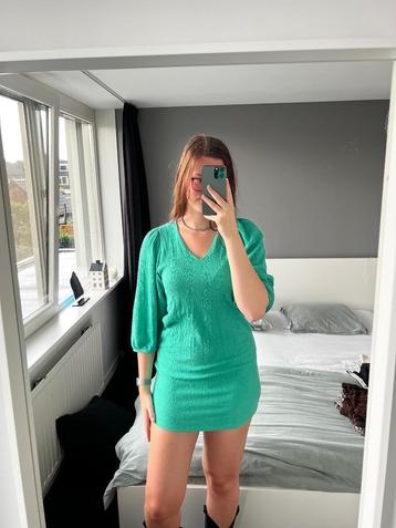 Trendy Groene Jurk met V-hals en Driekwart Pofmouwen beschikbaar voor biedingen