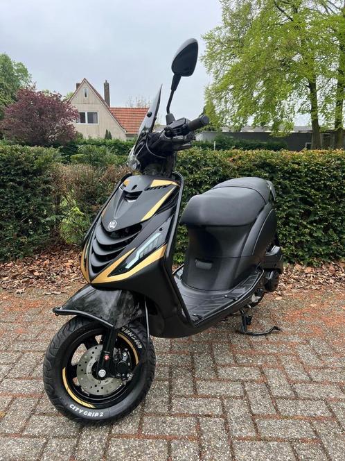 Piaggio Zip iget E5 2022 45km brom forged carbon scooter, Fietsen en Brommers, Scooters | Piaggio, Zo goed als nieuw, Zip, Maximaal 45 km/u