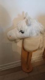 Witte hobby horse met standaard en accessoires, Ophalen, Zo goed als nieuw, Jongen of Meisje