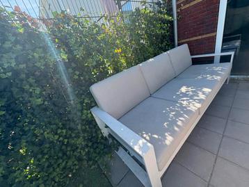 Tuinbank! ZSM ophalen. De afmetingen zijn 247 bij 91 beschikbaar voor biedingen