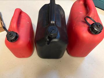 3 keer jerrycans beschikbaar voor biedingen