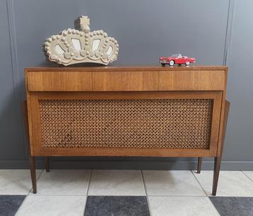 60 jaren teak laag kast 3 lade en een klep met webbing erin beschikbaar voor biedingen