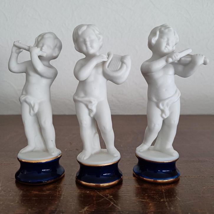Drie biscuit porseleinen engeltjes., Antiek en Kunst, Kunst | Beelden en Houtsnijwerken, Ophalen of Verzenden