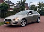 Volvo V60 T3 | Trekhaak | NL Auto, Voorwielaandrijving, Electronic Stability Program (ESP), 74 €/maand, Zwart