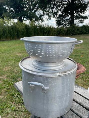 Grote Aluminium Pan met Vergiet beschikbaar voor biedingen
