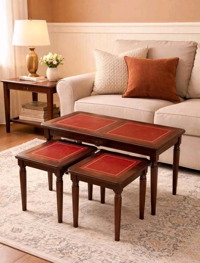 Vintage bijzettafel set met rood leder blad, Huis en Inrichting, Tafels | Bijzettafels, Gebruikt, Rechthoekig, Minder dan 45 cm
