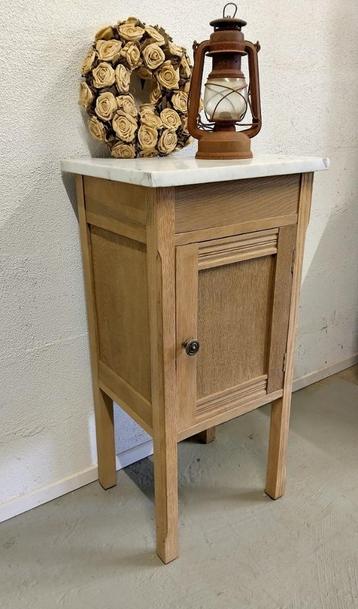Eiken vintage kastje met wit marmeren blad beschikbaar voor biedingen