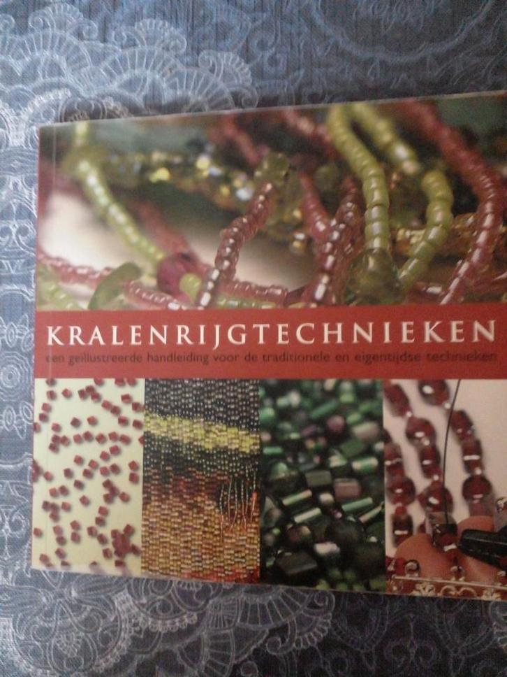 Kralenrijgtechnieken - Handboek, Boeken, Hobby en Vrije tijd, Zo goed als nieuw, Sieraden maken, Ophalen of Verzenden