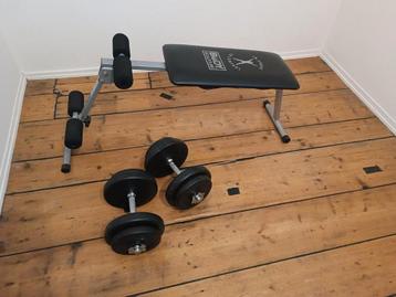 Situp bank met dumbbells beschikbaar voor biedingen