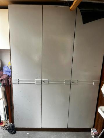 Kast voor bijvoorbeeld garage met 3 deuren beschikbaar voor biedingen