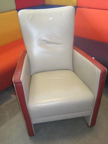 Beige leren prominent fateuil met bruine accenten beschikbaar voor biedingen