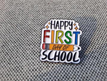 1 pin met de tekst - Happy first day of school - te koop beschikbaar voor biedingen