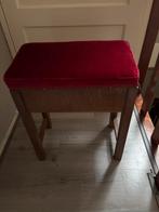 Antieke orgelkruk met rode bekleding, Ophalen