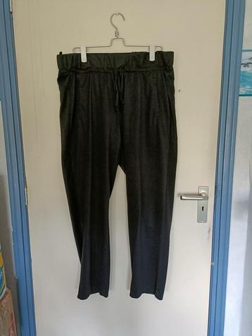Een zwarte huisbroek met koord in de band. beschikbaar voor biedingen