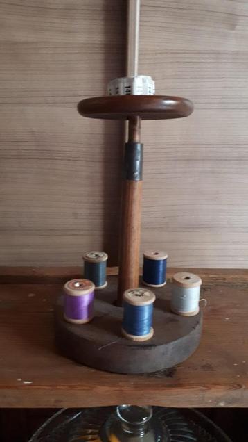 Vintage garenkloshouder of spoelstandaard in hout + klossen beschikbaar voor biedingen