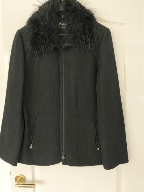 Zwarte DAMO Jas met Bontkraag - Maat M, Kleding | Dames, Jasjes, Kostuums en Pakken, Zo goed als nieuw, Jasje, Maat 38/40 (M)