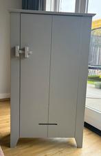 WOOOD Gijs Boerenkast grenen grijs (142x85x38), Huis en Inrichting, Ophalen, Met plank(en), Gebruikt, 100 tot 150 cm
