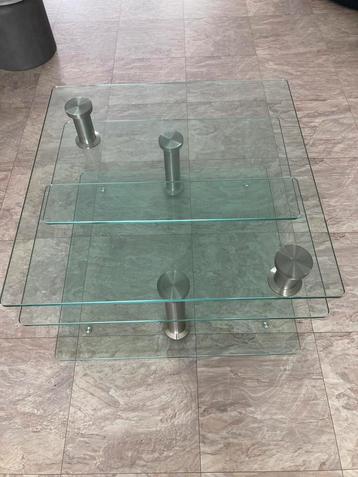 Glazen tafel beschikbaar voor biedingen
