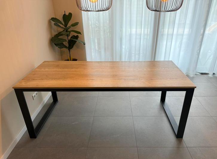 Eettafel eikenkleur met metalen onderstel, Huis en Inrichting, Tafels | Eettafels, Zo goed als nieuw, 50 tot 100 cm, 150 tot 200 cm