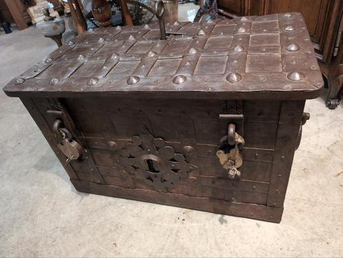 Antieke 18 eeuwse geld kist. Hoog 50 breed 80, Antiek en Kunst, Antiek | Gereedschap en Instrumenten, Ophalen