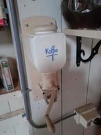 Koffiemolen uit grootmoederstijd., Ophalen