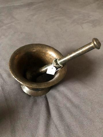 Bronzen vijzel met stamper 18e eeuw beschikbaar voor biedingen