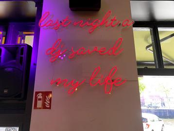 Neon verlichting beschikbaar voor biedingen