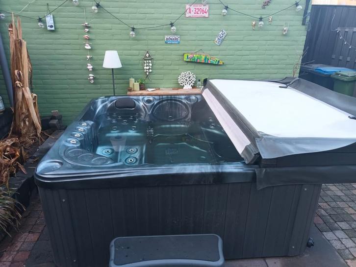Luxe Jacuzzi - Ontspanning in eigen tuin!, Tuin en Terras, Bubbelbaden en Hottubs, Zo goed als nieuw, Vast, Afdekzeil, Filter