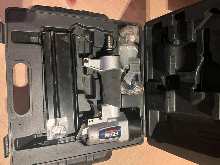 FERM Pneumatische Tacker (ATM1044), Doe-het-zelf en Verbouw, Gereedschap | Handgereedschap, Zo goed als nieuw, Ophalen of Verzenden