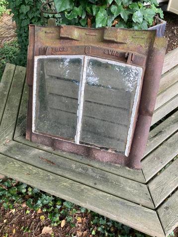 Gietijzeren dakraam twee pans hoog/drie pans breed beschikbaar voor biedingen