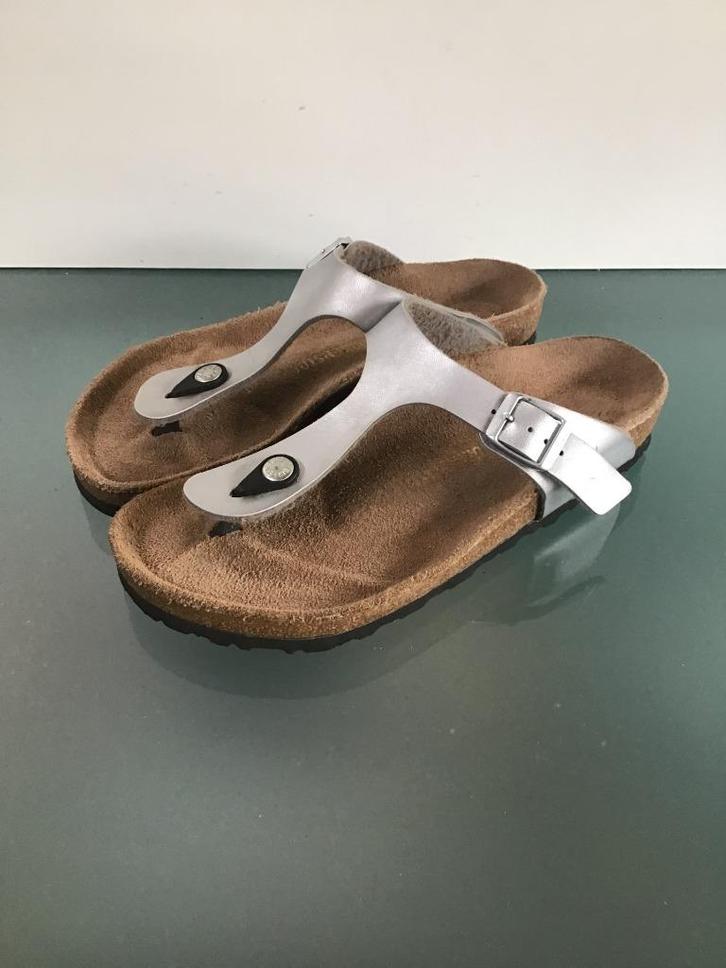 GRATIS VERZENDEN | BIRKENSTOCK Gizeh zilveren slippers 38, Kleding | Dames, Schoenen, Zo goed als nieuw, Slippers, Overige kleuren
