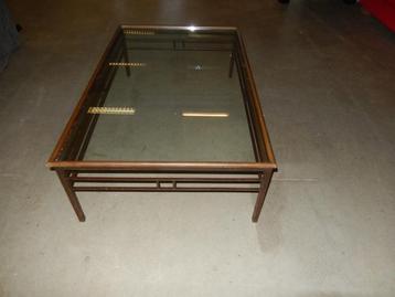 Salontafel met zwaar metalen onderstel en glasplaat beschikbaar voor biedingen