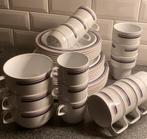 Mepal campingservies 33 delig wit met blauw/rood print., Caravans en Kamperen, Ophalen of Verzenden, Zo goed als nieuw