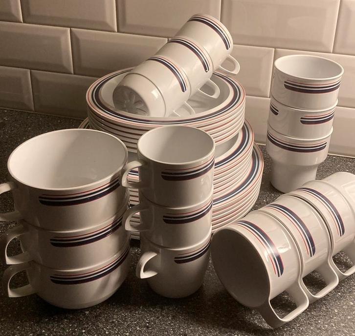 Mepal campingservies 33 delig wit met blauw/rood print., Caravans en Kamperen, Kampeeraccessoires, Zo goed als nieuw, Ophalen of Verzenden