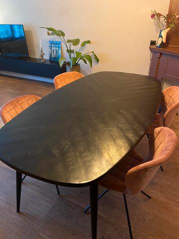 Mangohouten eettafel zwart met visgraat patroon te koop