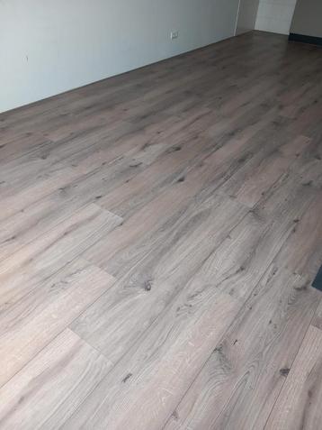 NIEUW extra breed 28cm Laminaat eiken58m2+ondervloer WAALRE
 beschikbaar voor biedingen