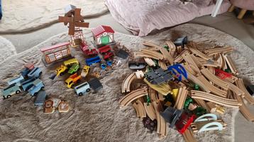Houten treinbaan met veel accessoires  beschikbaar voor biedingen